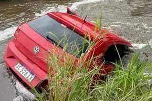 Un automóvil en el que viajaban cinco jóvenes despistó y cayó a un canal de desagüe