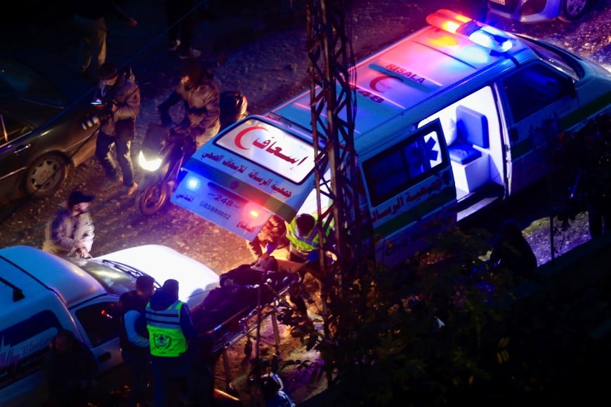 (260121) -- QENNARIT, 21 enero, 2026 (Xinhua) -- Paramédicos rescatan a uno de los heridos tras los ataques aéreos israelíes, en Qennarit, cerca de Sidón, en el sur del Líbano, el 21 de enero de 2026. Los ataques aéreos israelíes hirieron a 19 personas en el sur del Líbano el miércoles, incluidos ocho periodistas, de acuerdo con el Ministerio de Salud Pública de Líbano. (Xinhua/Ali Hashisho) (jg) (da) (vf)