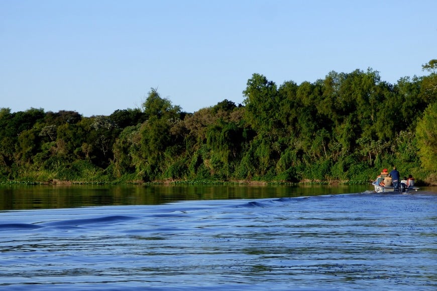 En Jaaukanigás hay claros de río ancho y poderoso y otros cursos menores. Pablo Capovilla.