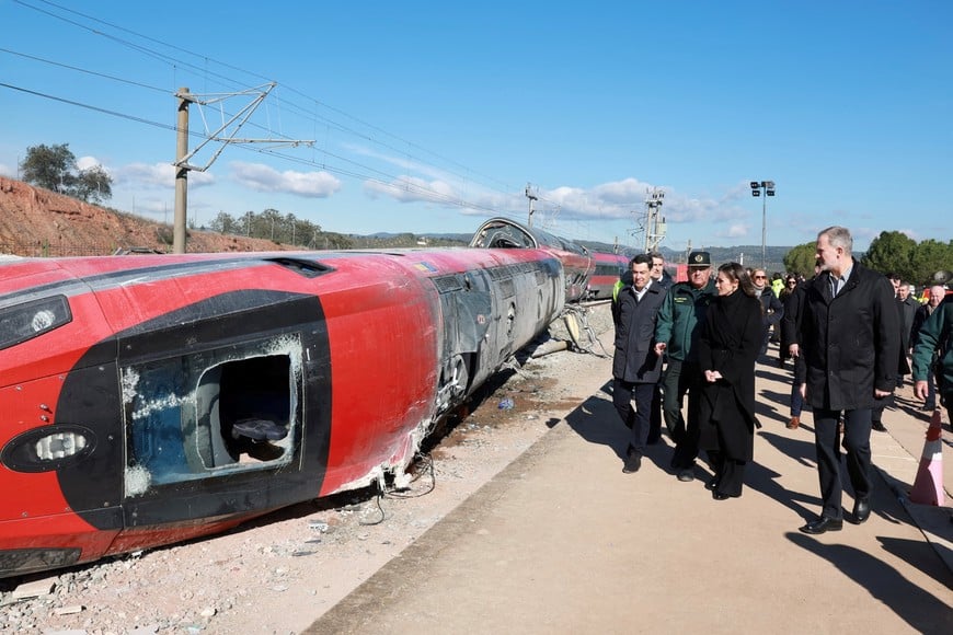 Spain's King Felipe and Queen Letizia visit the site of the deadly derailment of two high-speed trains near Adamuz, in Cordoba, Spain, January 20, 2026. Casa de S.M. el Rey/Jose Jimenez/Handout via REUTERS    THIS IMAGE HAS BEEN SUPPLIED BY A THIRD PARTY