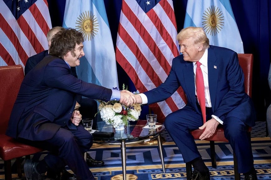 Cercanos y sonrientes. Javier Milei y Donald Trump, presidentes de Argentina y Estados Unidos respectivamente.