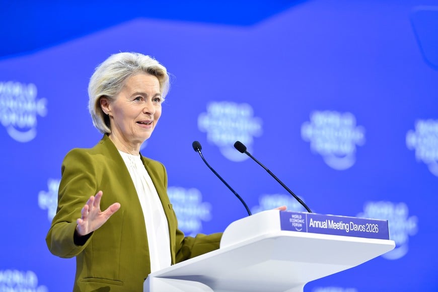 (260120) -- DAVOS, 20 enero, 2026 (Xinhua) -- La presidenta de la Comisión Europea, Ursula von der Leyen, habla en la reunión anual del Foro Económico Mundial, en Davos, Suiza, el 20 de enero de 2026. Von der Leyen afirmó el martes que la Unión Europea se solidariza plenamente con Groenlandia y el Reino de Dinamarca, subrayando que su soberanía e integridad territorial no son negociables. (Xinhua/Lian Yi) (jg) (ra) (vf)