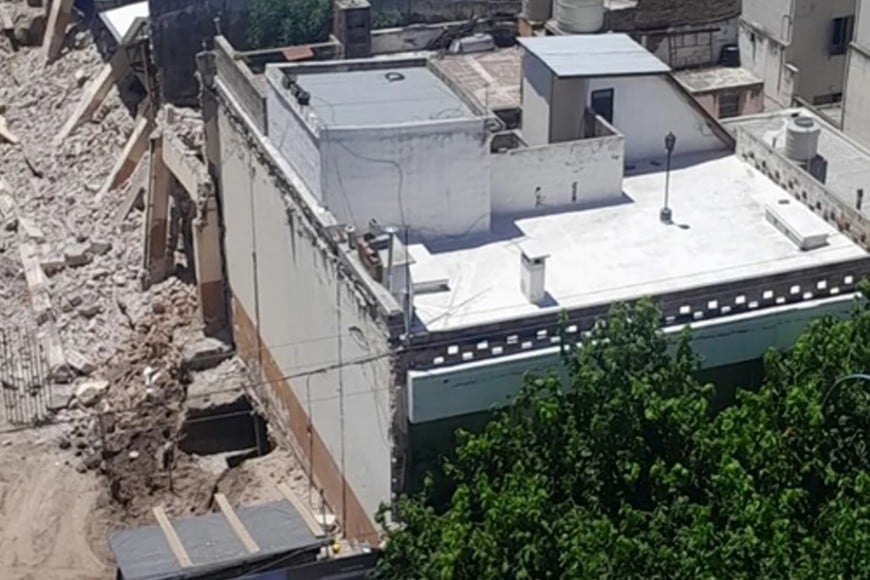 Córdoba: colapsó una pared de una cochera y cuatro autos quedaron sepultados