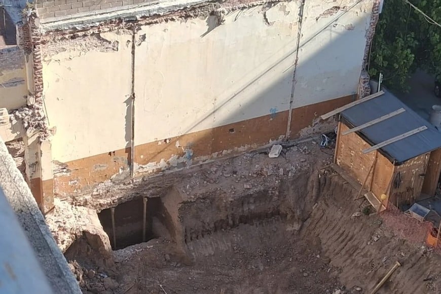 Córdoba: colapsó una pared de una cochera y cuatro autos quedaron sepultados