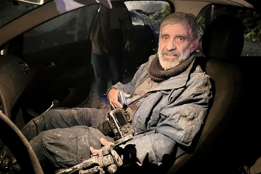 (260121) -- QENNARIT, 21 enero, 2026 (Xinhua) -- Imagen del 21 de enero de 2026 de un fotógrafo involucrado en la incursión israelí, en Qennarit, cerca de Sidón, en el sur del Líbano. Los ataques aéreos israelíes hirieron a 19 personas en el sur del Líbano el miércoles, incluidos ocho periodistas, de acuerdo con el Ministerio de Salud Pública de Líbano. (Xinhua/Ali Hashisho) (jg) (da) (vf)