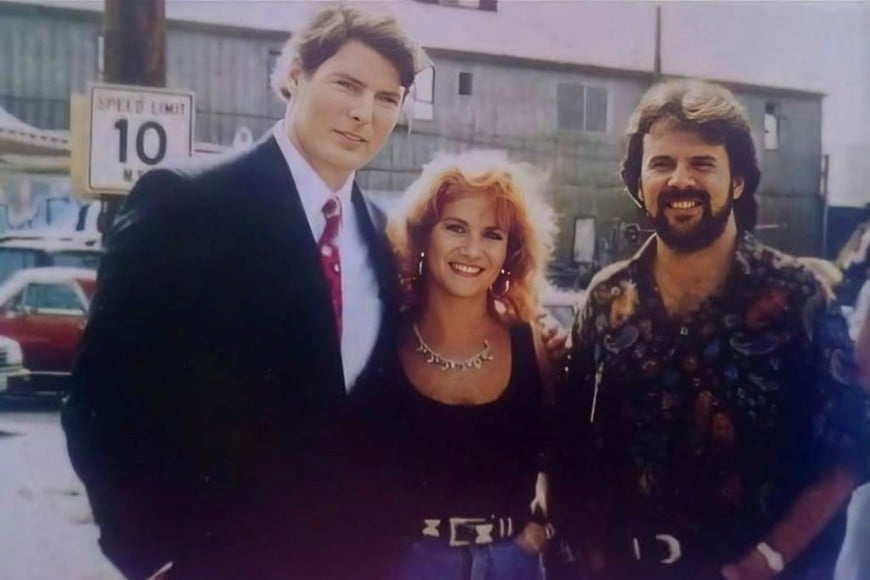 Christopher Reeve junto al dúo Pimpinela (Lucía y Joaquín Galán) en el backstage del videoclip de “Heroína solitaria”.