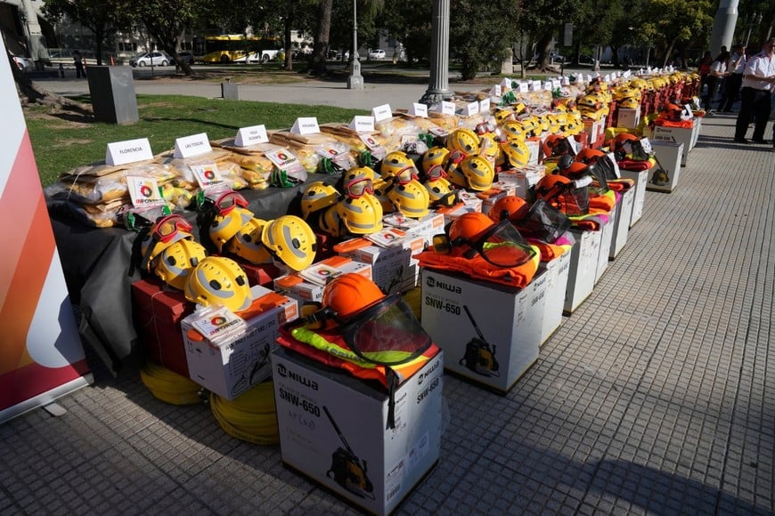 Equipamiento para incendios forestales entregado a asociaciones de bomberos.