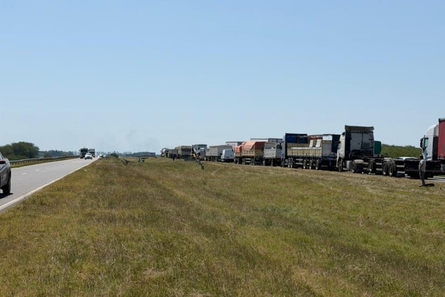 Choque múltiple de camiones en la autopista Rosario–Buenos Aires, altura Pavón.