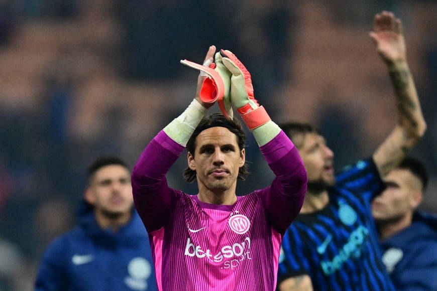 Soccer Football - Serie A - Inter Milan v Como - San Siro, Milan, Italy - December 6, 2025
Inter Milan's Yann Sommer celebrates after the match REUTERS/Daniele Mascolo