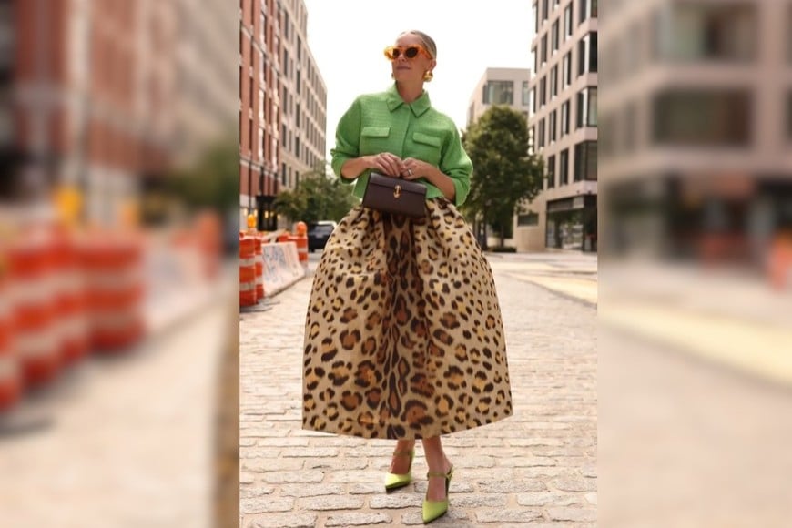 Prendas protagonistas reemplazan a los básicos neutros en la cápsula invertida.