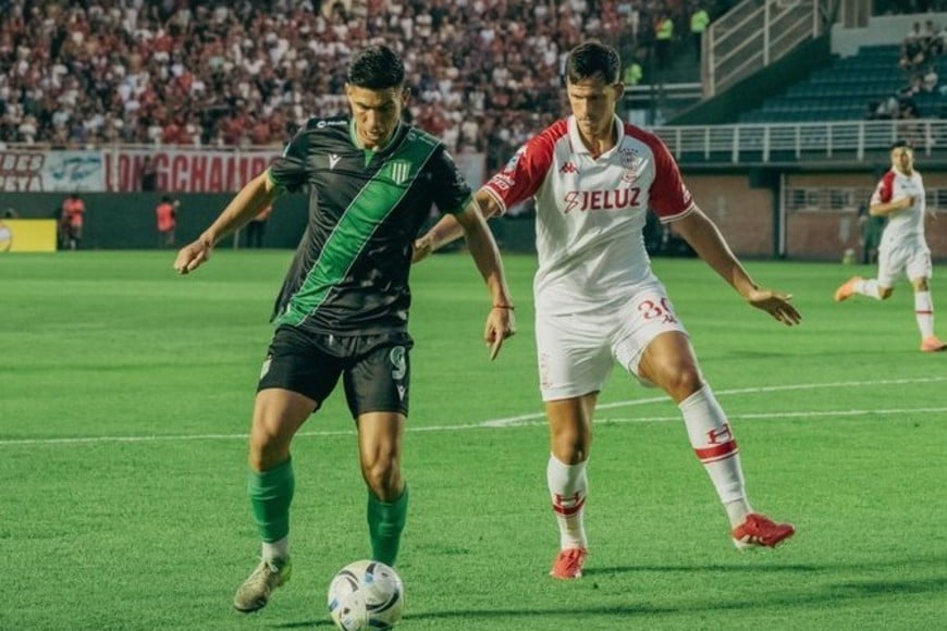 Banfield vs Huracán. Fotos: @CAB_oficial