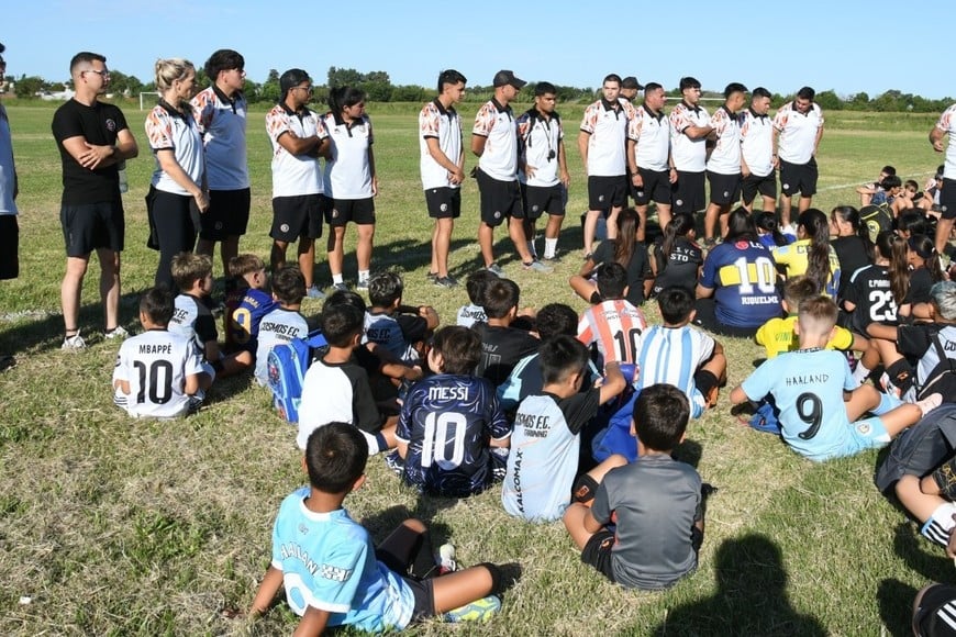 Los pibes de Cosmos comenzaron a entrenar de cara la temporada 2026. Foto: Manuel Fabatía.