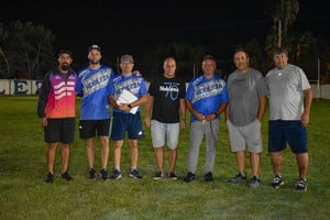 El flamante cuerpo técnico junto a los directivos de Nobleza en el inicio de la pretemporada en Recreo.  Foto: Prensa Nobleza.