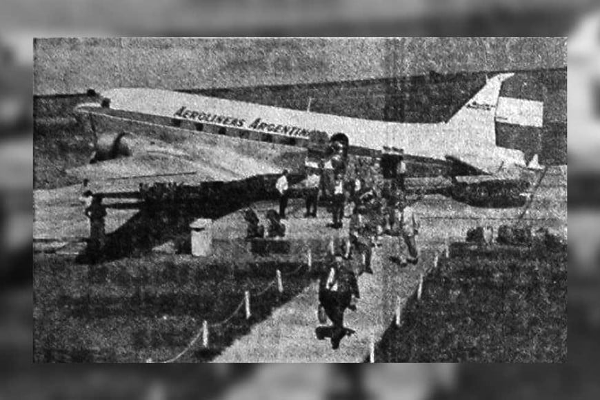 Un vuelo de Aerolíneas Argentinas llegando a Sauce Viejo en los albores de la década del 60.
