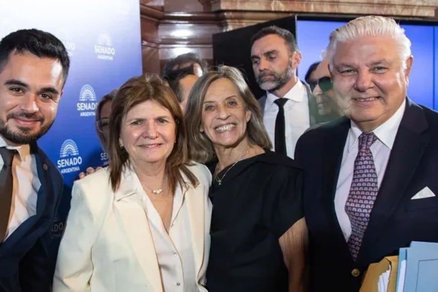 Josefina Tajes junto a Patricia Bullrich y Agustín Monteverde, senadores electos por la ciudad de Buenos Aires.