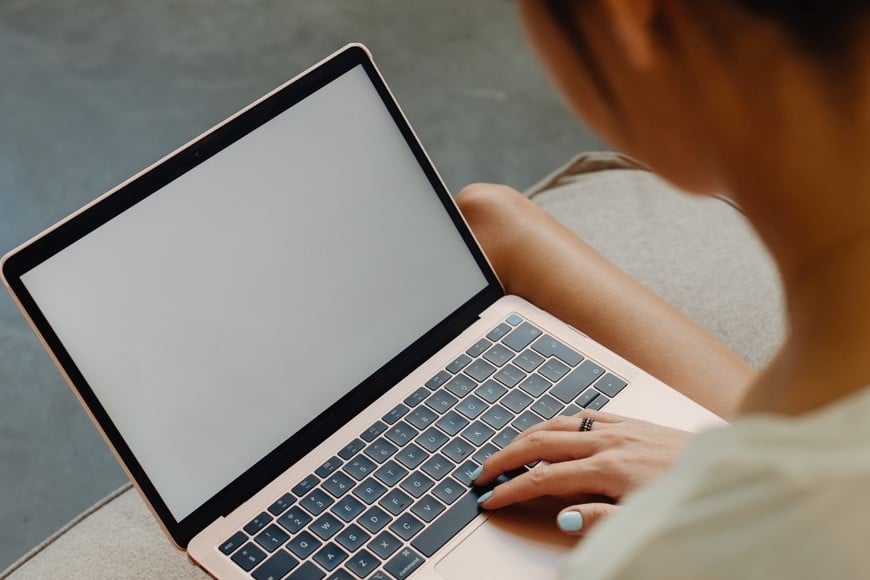 Los ingresos netos del grupo familiar sean inferiores a tres Canastas Básicas Totales