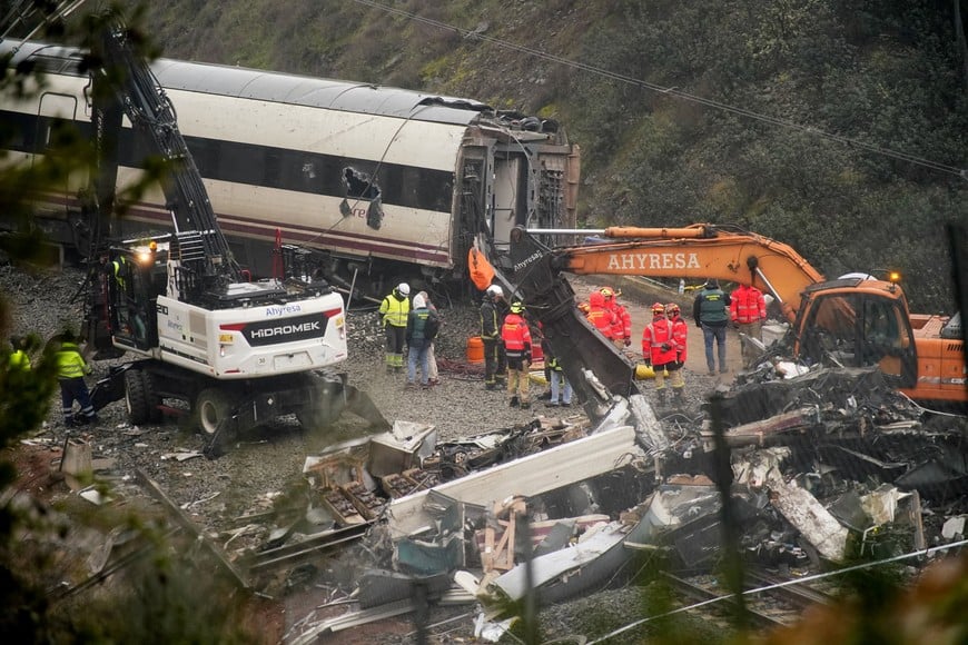 Workers operate heavy machinery as removal works continue following a deadly derailment of two high-speed trains near Adamuz, in Cordoba, Spain, January 21, 2026. REUTERS/Ana Beltran