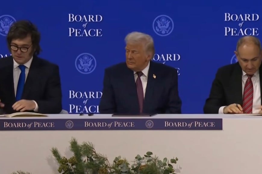 El momento de la firma de Milei al Consejo de Paz.