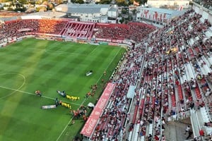 Con seguridad, el campo de juego del 15 de Abril quedó en muy buenas condiciones luego del recital multitudinario de Tan Biónica el sábado pasado. Foto: Fernando Nicola