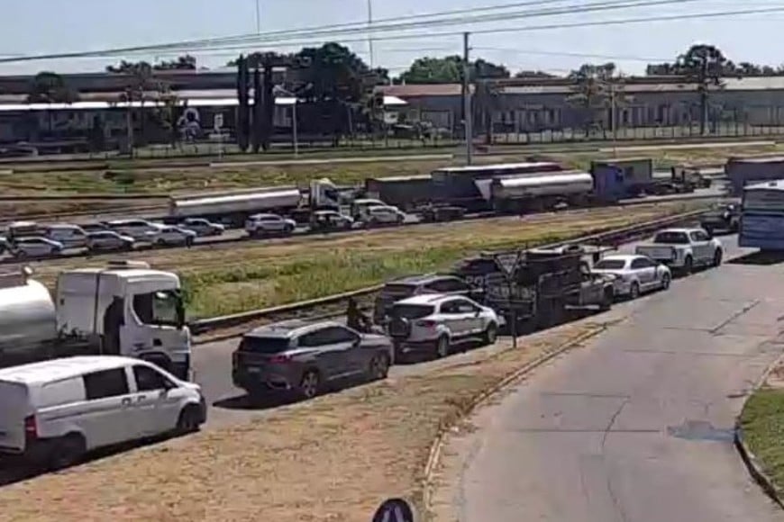 Rosario: un camión derribó un puente peatonal y cortaron totalmente Circunvalación hacia el norte