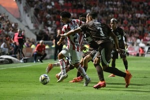 Unión vs. Platense. Foto: Manuel Fabatía