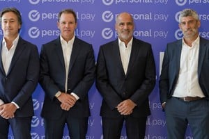 Juan Parma, CEO de Banco Macro, Jorge Brito, Presidente de Banco Macro, Roberto Nobile, CEO de Personal, y Martín Heine, CEO de Personal Pay.