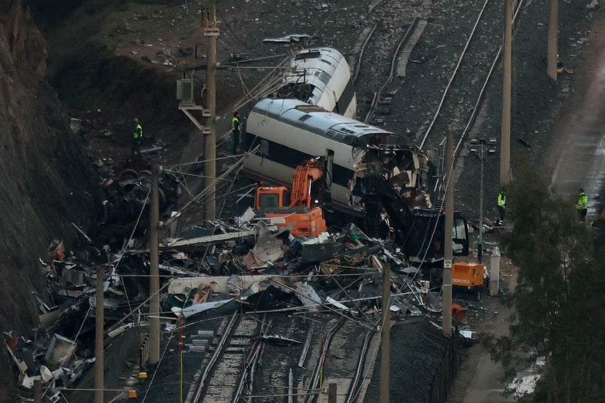 A crane participates in removal works following the deadly derailment of two high-speed trains near Adamuz, in Cordoba, Spain, January 22, 2026. REUTERS/Susana Vera