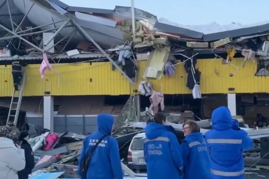 El techo de un centro comercial se desplomó