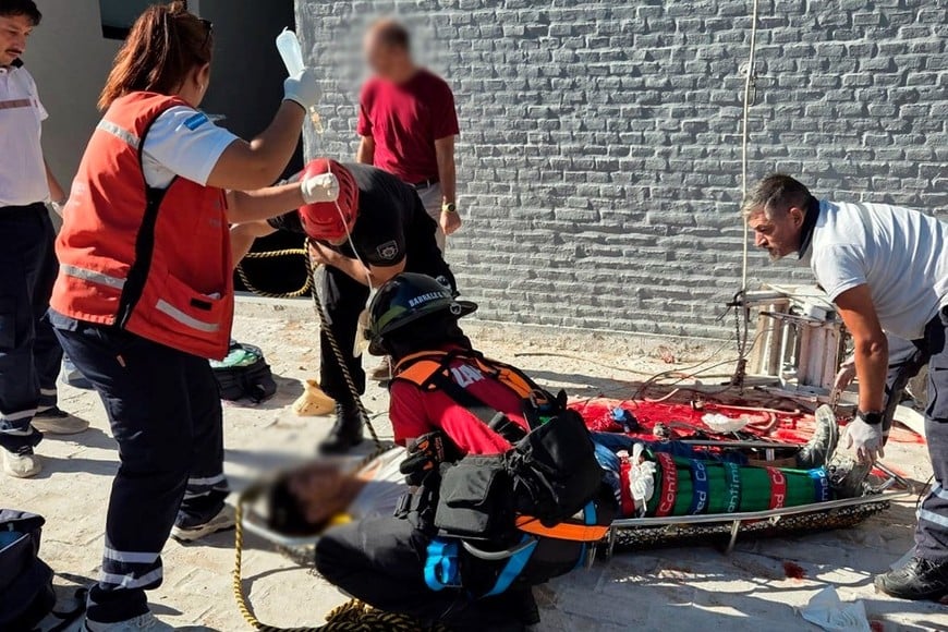 El joven fue inmovilizado y descendido mediante una camilla tipo canasto asegurada con cuerdas.