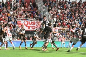 Unión vs Platense - LPF. Foto: Manuel Fabatía