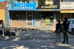 Peritos trabajan en la escena del suceso. Foto:Gentileza