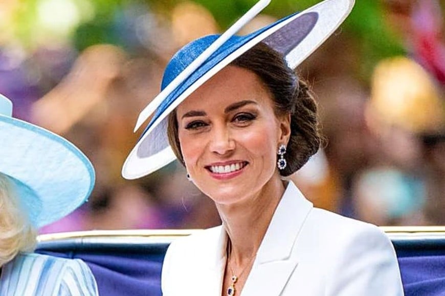 Los pendientes colgantes de zafiro y diamantes de la princesa Diana que Kate llevó en varias ocasiones.