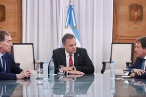 Santilli recibió en Casa Rosada, junto con Adorni, al gobernador de Río Negro para reunir apoyos a la reforma laboral.
