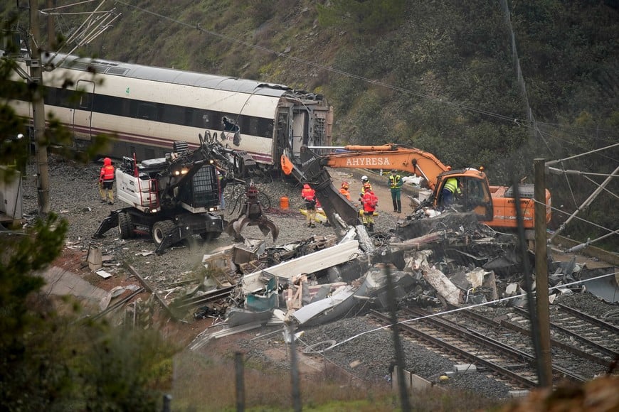 Workers operate heavy machinery as removal works continue following a deadly derailment of two high-speed trains near Adamuz, in Cordoba, Spain, January 21, 2026. REUTERS/Ana Beltran