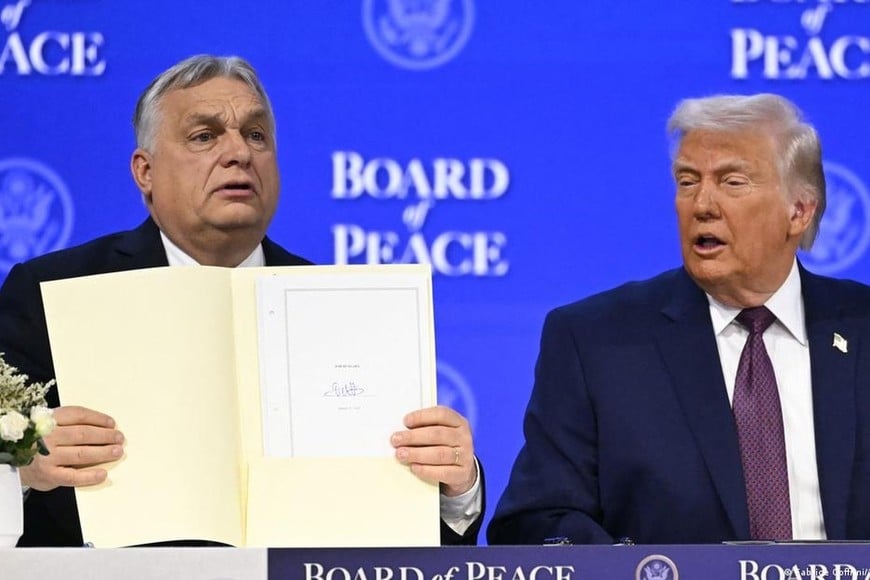 Viktor Orbán, con su certificado de pertenencia a la Junta de Paz impulsada por Donald Trump.