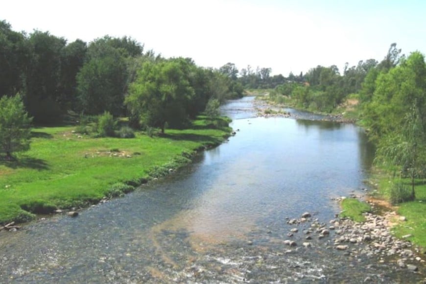Un hombre se arrojó al río a nadar con su hijo y murió ahogado.