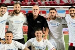 El director de la Liga Profesional, Ariel Sclafani, junto a los protagonistas de la noche. Foto: Gentileza.