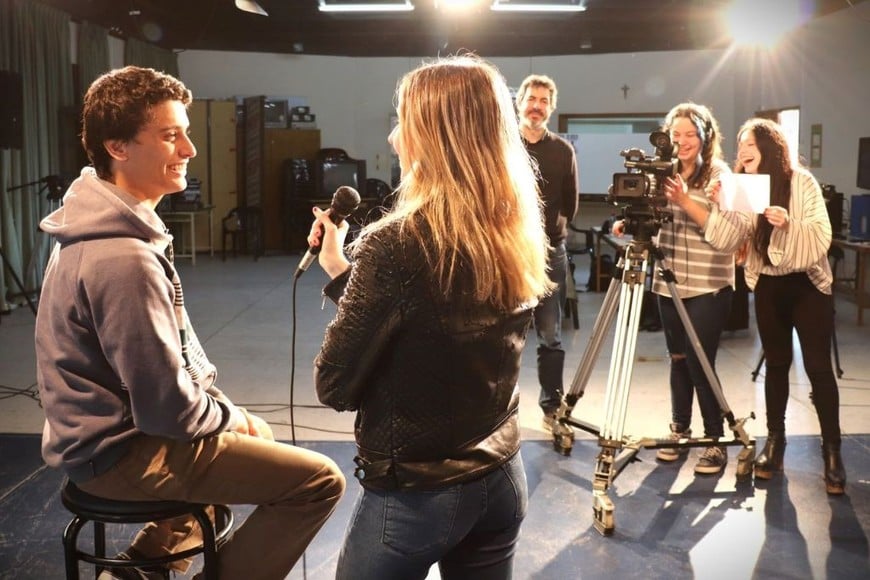 Estudiantes de Ciencias de la Comunicación durante sus prácticas en el Complejo Multimedial de la UCSF. Gentileza UCSF