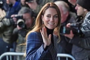 Unos pendientes con zafiros y diamantes, regalo de su esposo, simbolizan el vínculo emocional y la continuidad familiar de la monarquía británica.