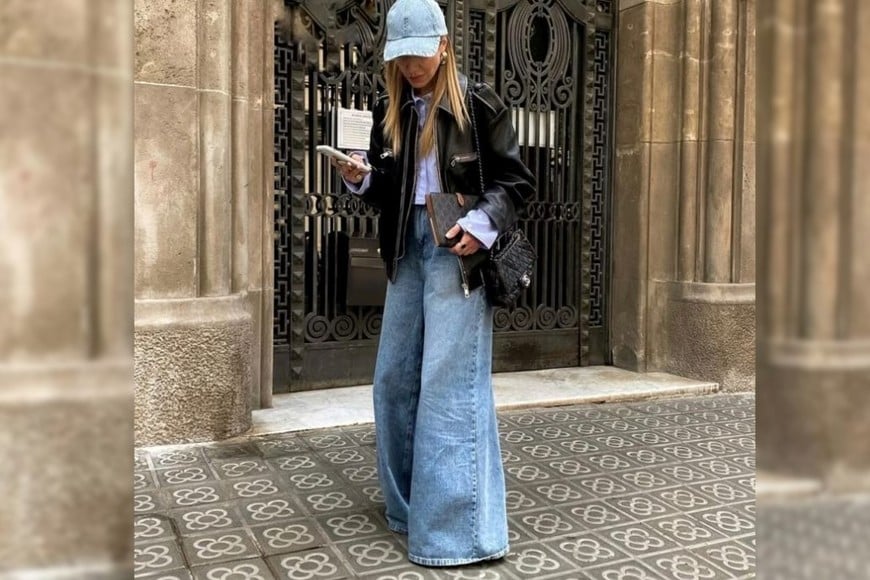 El denim se reinventa con una silueta amplia que prioriza movimiento y presencia visual.