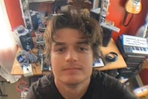 Joe Keery (“Stranger Things”) en su home studio, donde trabaja en su proyecto musical Djo