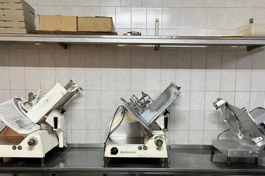 Cada aparato es para cortar fiambre y carnes.