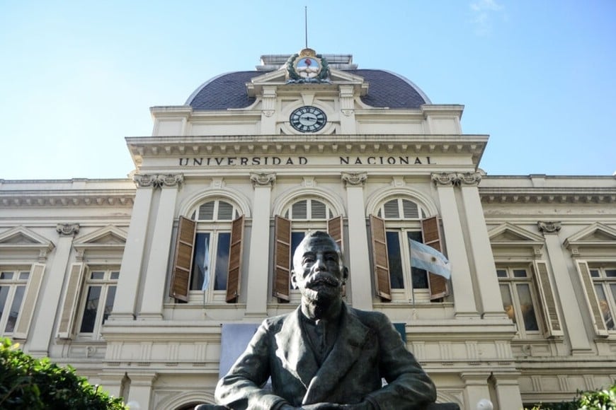 Universidad Nacional de La Plata creada en el año 1905. Escultura de su fundador Joaquín V. González en el Rectorado.