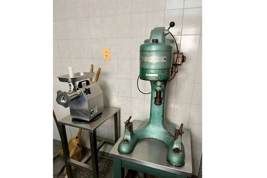 La máquina para preparar los aderezos.