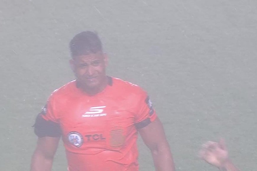 Granizo y lluvia intensa afectaron el estadio en Mendoza.