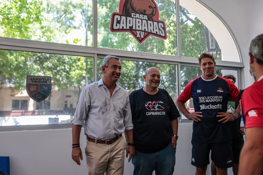 Javkin junto a Carlos Fertonani recorriendo la casa.