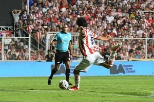 Acá tuvo Palavecino la posibilidad de modificar su propia historia personal. Recibió el centro atrás de Bruno Pittón pero le pegó mal a la pelota desde una posición inmejorable.