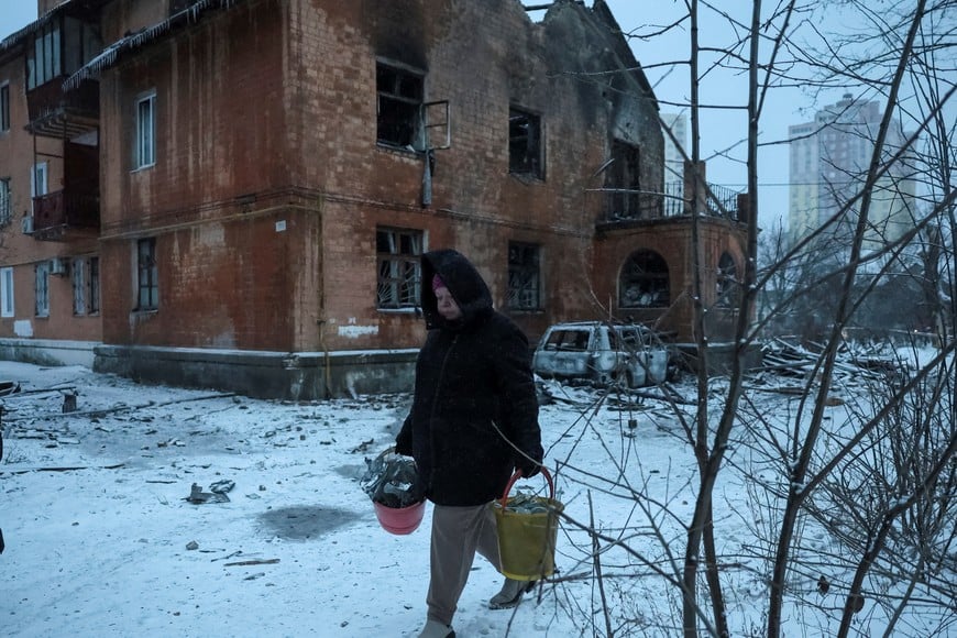 A resident removes debris at the site of an apartment building which was hit by a Russian drone strike, amid Russia's attack on Ukraine, in Kyiv, Ukraine January 9, 2026. REUTERS/Anatolii Stepanov