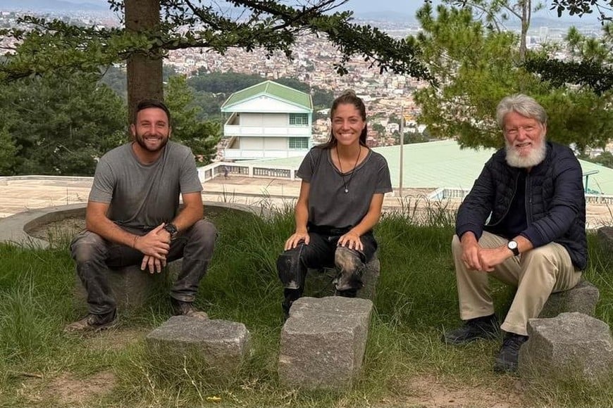 Gastón Vigo y Candelaria Mercau acompañan en la presente imagen al padre Pedro Opeka, fundador de Akamasoa.