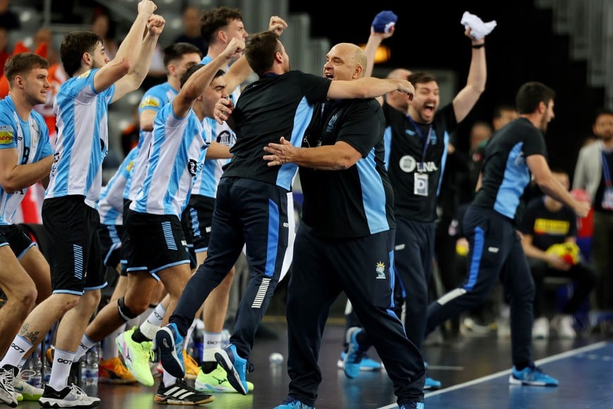 Handball - IHF Handball World Championships 2025 - Preliminary Round - Group H - Argentina v Bahrain - Zagreb Arena, Zagreb, Croatia - January 19, 2025
Argentina coach Rodolfo Jung and players celebrate after the match REUTERS/Antonio Bronic